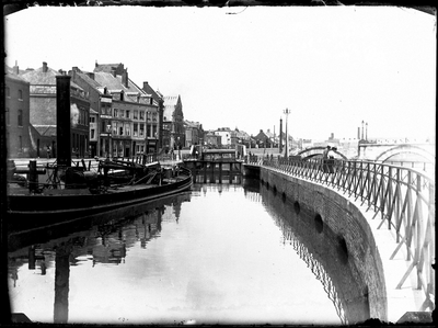 135 Kanaal Luik-Maastricht; Het Bat; stoomschip; hefbrug; sluis; Augustijnenkerk; Het Wèlke, circa 1901