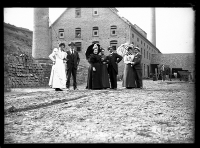 136 Stoomsteenfabriek en kiezelexploitatie Belvédère N.V.; Caberg; fabrieksgebouw; fabrieksterrein; drie echtparen, 1908