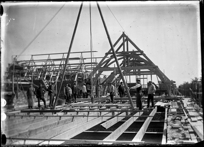 145 Ambachtsschool; Sint Maartenslaan/hoek Turennestraat; dakspant; arbeiders, 1911