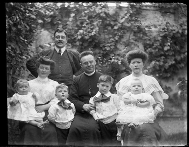 149 Familieportret; geestelijke; binnentuin, circa 1905