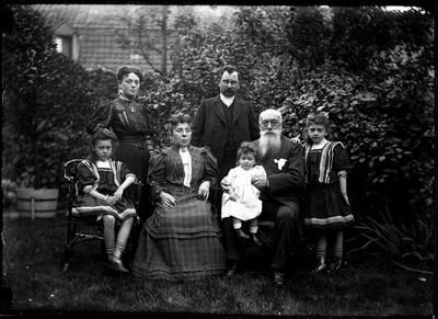 152 Familieportret; tuin, circa 1905