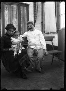 154 Familieportret; binnenhofje, circa 1905