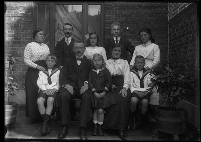 155 Familieportret; binnenhof, circa 1905