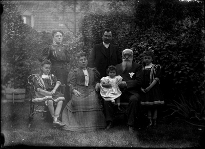 157 Familieportret; tuin, circa 1905