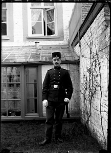158 Portret; man; binnentuin; militair tenue, circa 1905