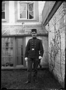159 Portret; man; binnentuin; militair tenue, circa 1905