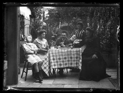 37 Familieportret; terras; tuin; gedekte tafel, circa 1905