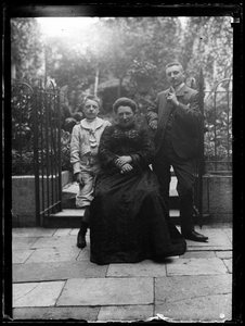 38 Familieportret; terras; binnentuin, circa 1905