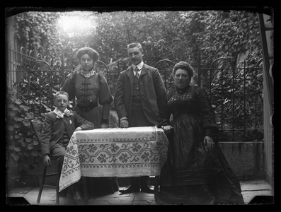 39 Familieportret; terras; tuin, circa 1905