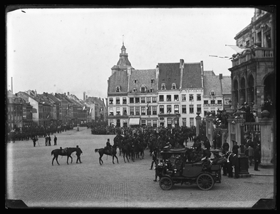 4 Militaire defilé; Markt; stadhuis, 24-09-1901