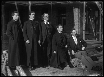 42 Stoomsteenfabriek en kiezelexploitatie Belvédère N.V.; Caberg; groepsfoto; mannen; geestelijken, 1908