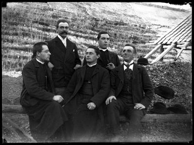 43 Stoomsteenfabriek en kiezelexploitatie Belvédère N.V.; Caberg; groepsfoto; mannen; geestelijken, 1908