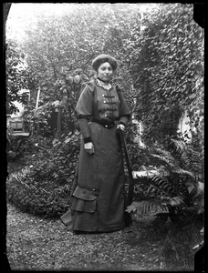 44 Vrouw; binnentuin, circa 1905
