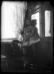 45 Meisje; dressoir; kamer, circa 1905