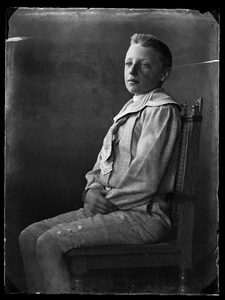 47 Portret; jongen; stoel, circa 1905