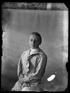 48 Portret; jongen; stoel, circa 1905