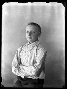 49 Portret; jongen; stoel, circa 1905