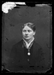 50 Portretfoto; vrouw; kanten kraag; schakelketting, circa 1905