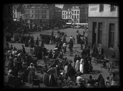 53 Markt; marktdag; marktvrouwen; stadsbewoners, circa 1900
