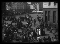 53 Markt; marktdag; marktvrouwen; stadsbewoners, circa 1900