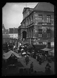 54 Markt; marktdag; marktvrouwen; stadsbewoners, circa 1900