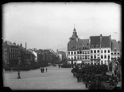 6 Militaire defilé; Markt; stadhuis, 24-09-1901