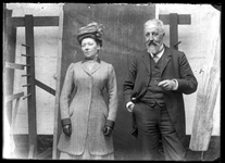 68 Familieportret; echtpaar Claessens; stellage; vakwerkboerderij, circa 1905