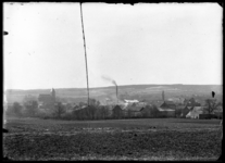 71 Landschap; dorp; boerderijen; kerk; fabrieksschoorsteen, circa 1905