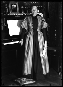 74 Vrouw; piano; woonkamer, circa 1905