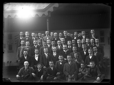 79 Groepsfoto; jongenspatronaat Sint Mathias; Patronaatsteekenschool; uitje, circa 1905