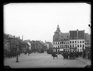 8 Militaire defilé; Markt; stadhuis, 24-09-1901