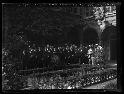 82 Groepsfoto; patronaat Sint Mathias; Patronaatsteekenschool; tuin; Museum Plantin-Moretus; Antwerpen; uitje, 12-09-1904