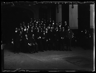 83 Groepsfoto; jongenspatronaat Sint Mathias; leerlingen Patronaatsteekenschool; feest, 12-09-1904