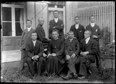 85 Groepsfoto; bestuur; jongenspatronaat Sint Mathias, circa 1905