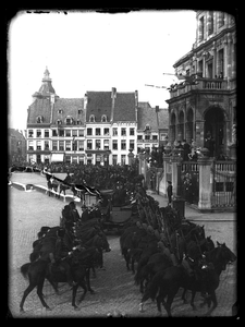 9 Militaire defilé; Markt; stadhuis, 24-09-1901