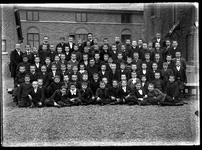 95 Klassenfoto; jongens; mannen; geestelijke; binnenhof, circa 1905