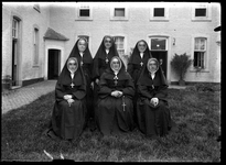 97 Groepsfoto; Congregatie van Liefdezusters van de Heilige Carolus Borromeus; Zusters Onder de Bogen; religieuzen; ...