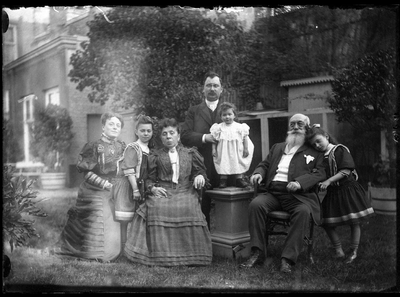 98 Familieportret; tuin, circa 1905