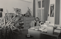 3423 kantoor; secretariaat; medewerker, circa 1980