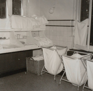 3424 babybadkamer; commodes; waszakken, 1966