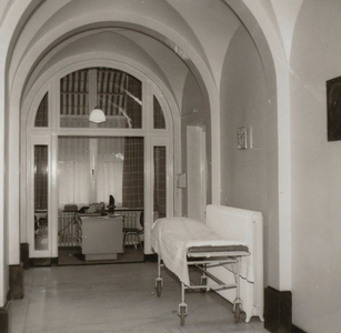 3428 gang; ziekenhuisbed; kantoor, 1966