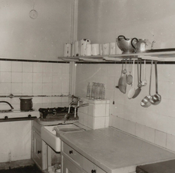 3434 keuken; zuigelingenafdeling; drinkflessen, 1966