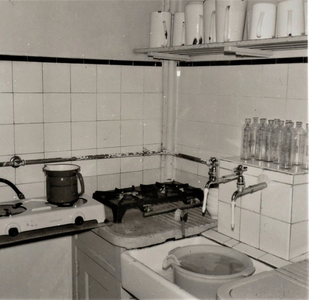 3436 keuken; zuigelingenafdeling; drinkflessen, 1966
