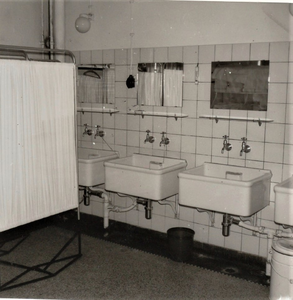 3441 babybadkamer; wasbakken; kamerscherm, 1966