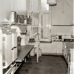 3442 keuken; zuigelingenafdeling; drinkflessen; aanrecht; keukengerei; koelkasten, 1966