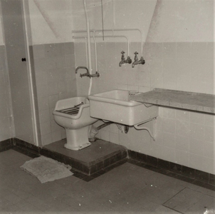 3455 wastafel; slob; afval; sanitaire voorzieningen, 1966