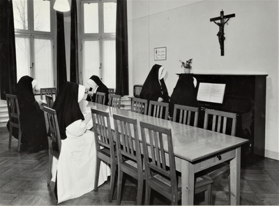 3460 religieuzen; piano; handwerken; tafel, 1953