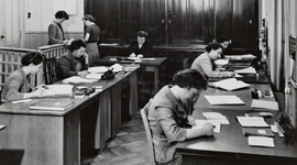 3461 vrouwen; administratie; registratie; balie, 1953
