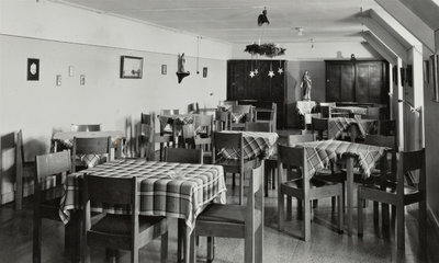 3463 eettafels; stoelen; zaaltje, 1953