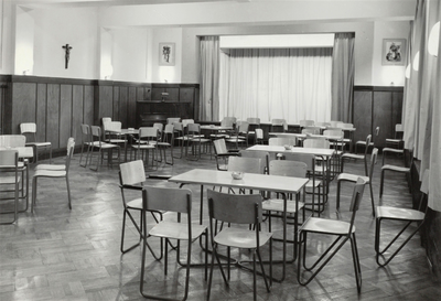 3465 tafels; stoelen; piano; podium; zaaltje, 1953